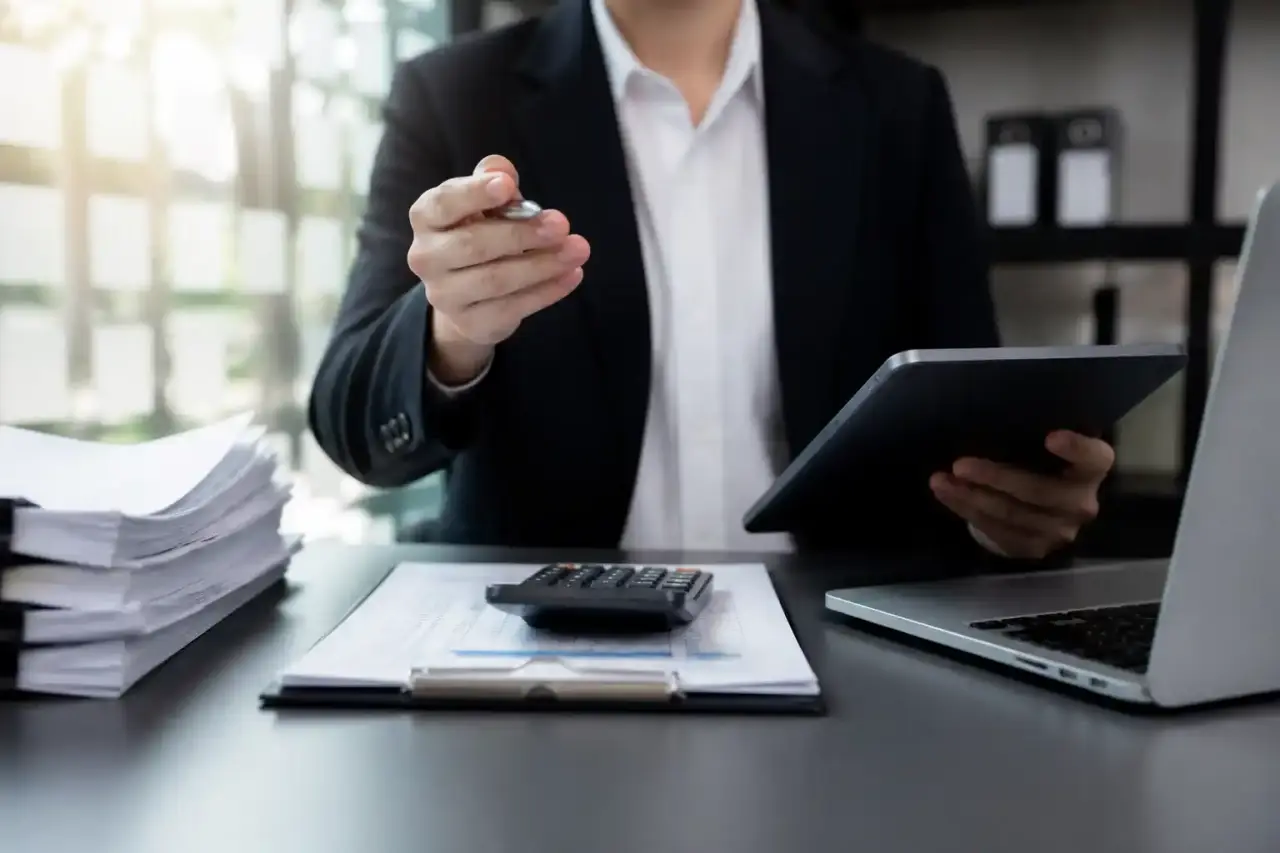 Interface B2B moderne illustrant la facturation, les graphiques de croissance et les connexions de données
